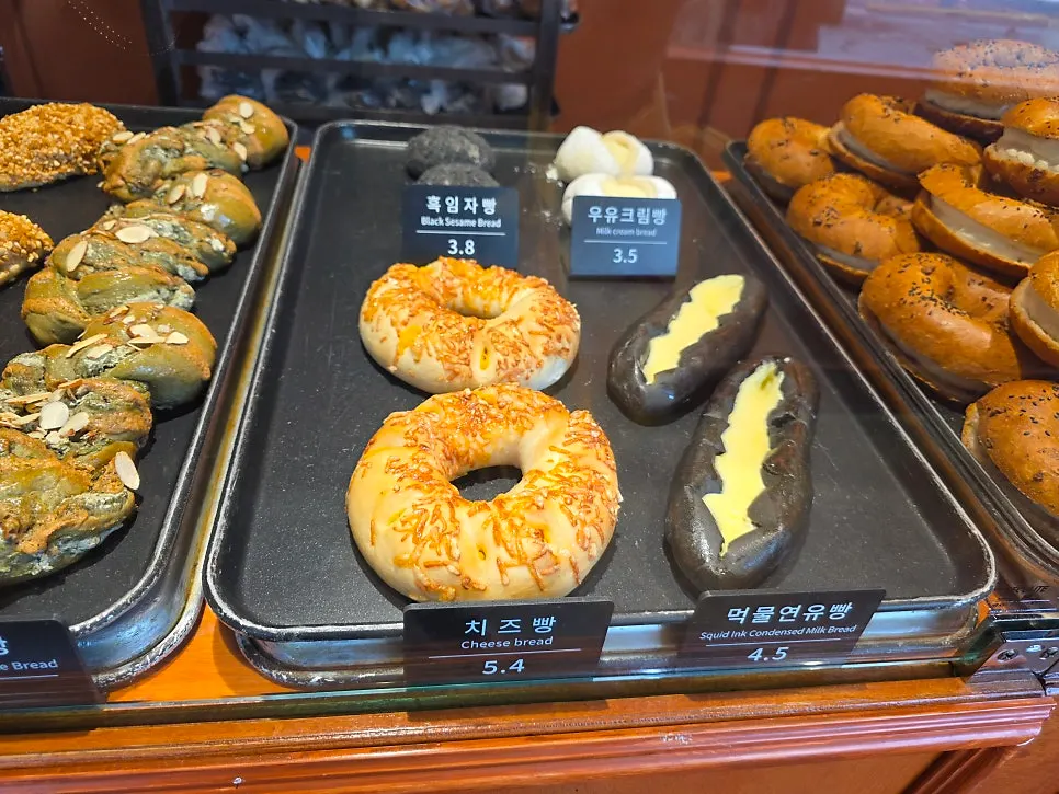 Injeolmi bread and mugwort rice cake bread on display