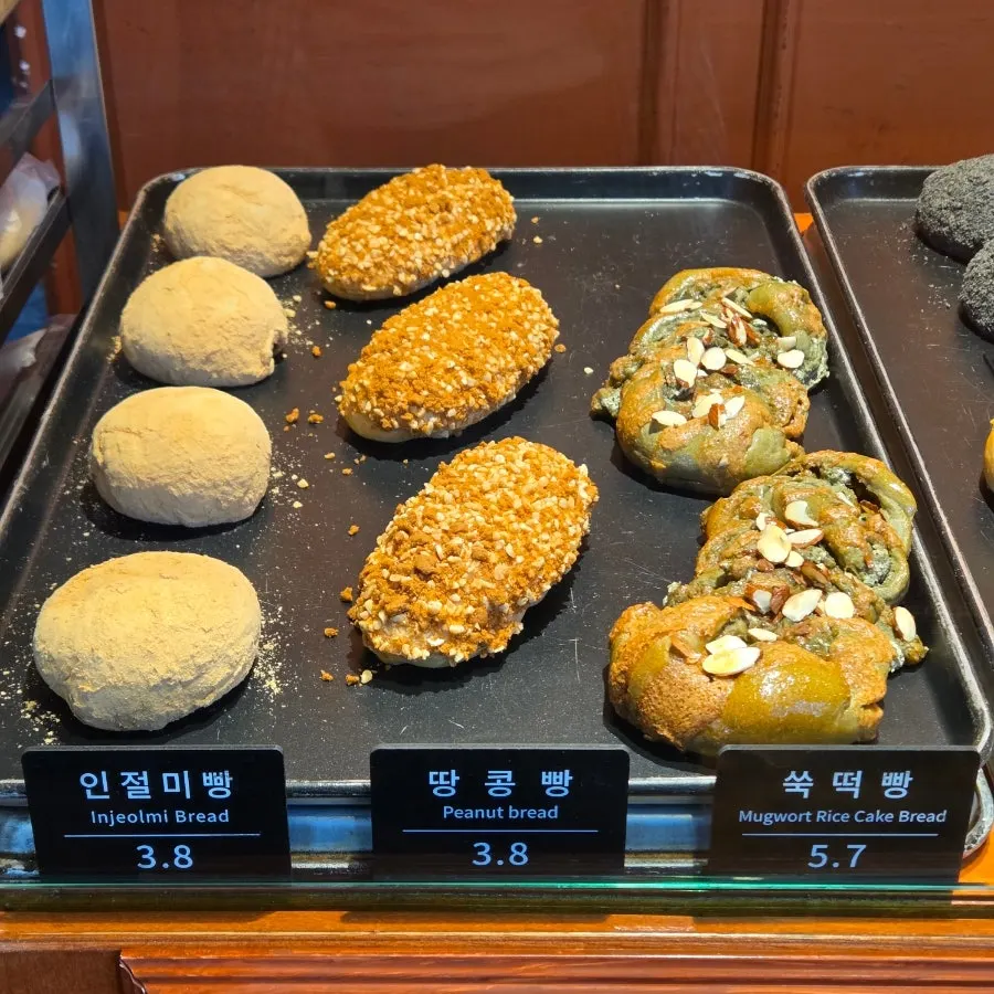 문화제빵 빵 진열대 전경 사진