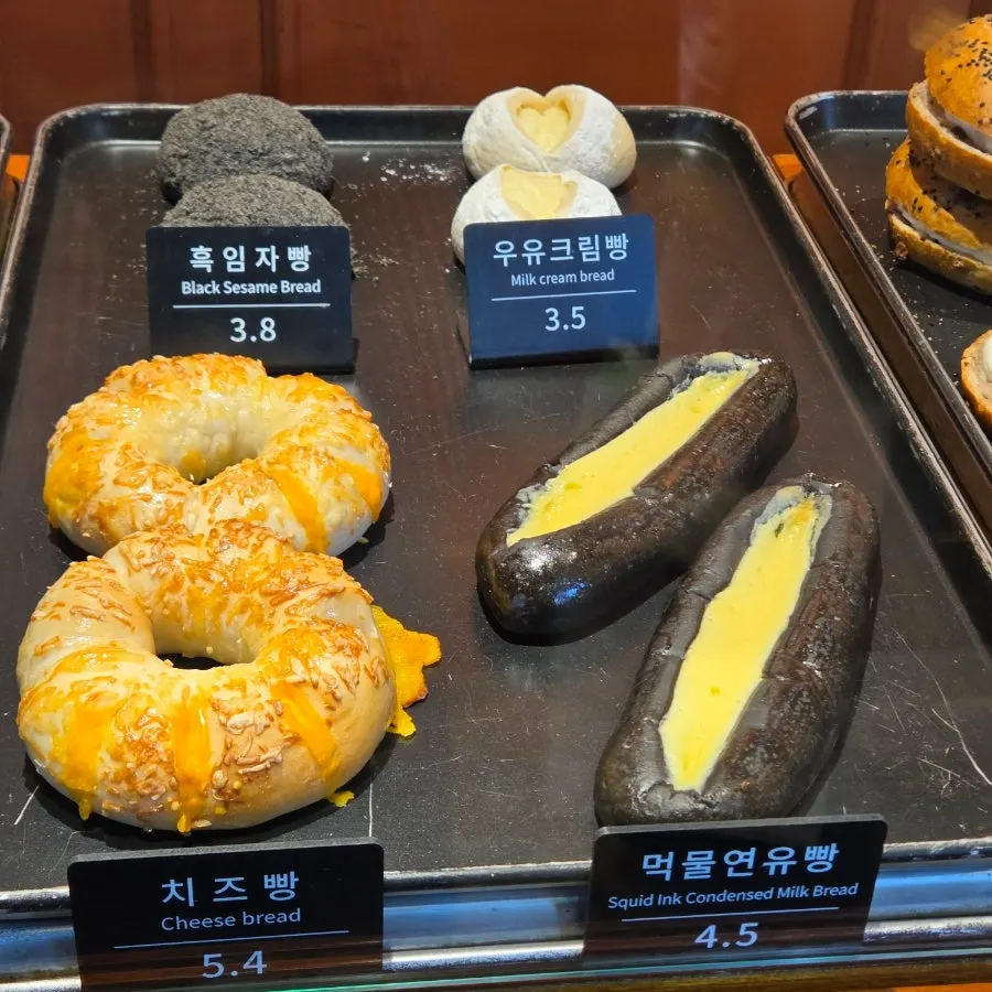 인절미빵 땅콩빵 쑥떡빵 진열 사진