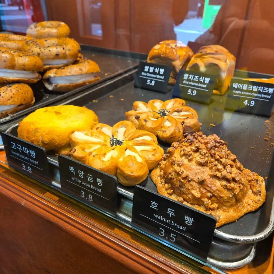 쌀밤식빵과 쌀치즈식빵 진열 사진