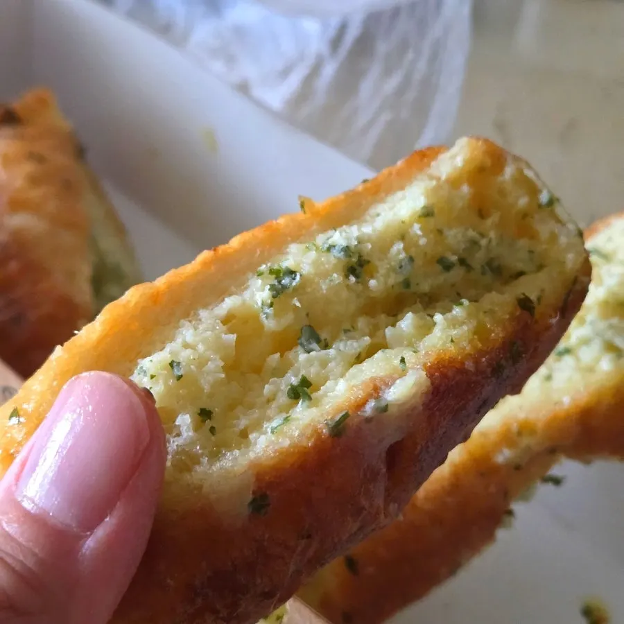 잘라 본 문화제빵 마늘빵 사진