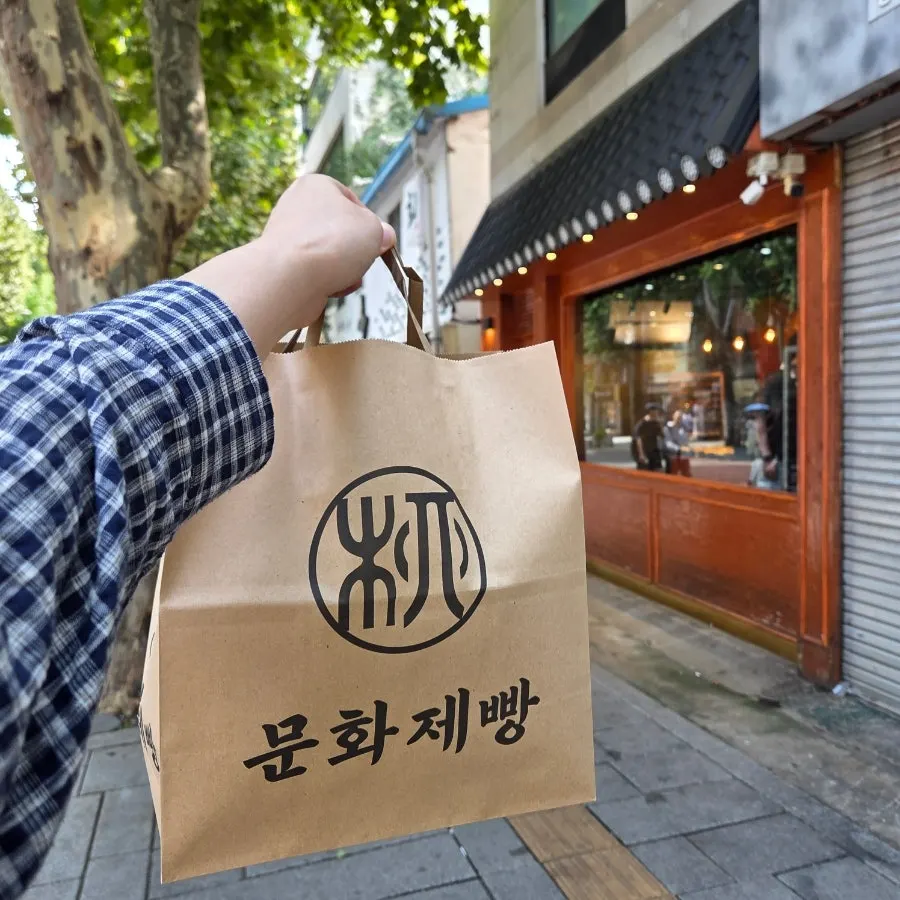 한 조각 든 마늘빵 사진