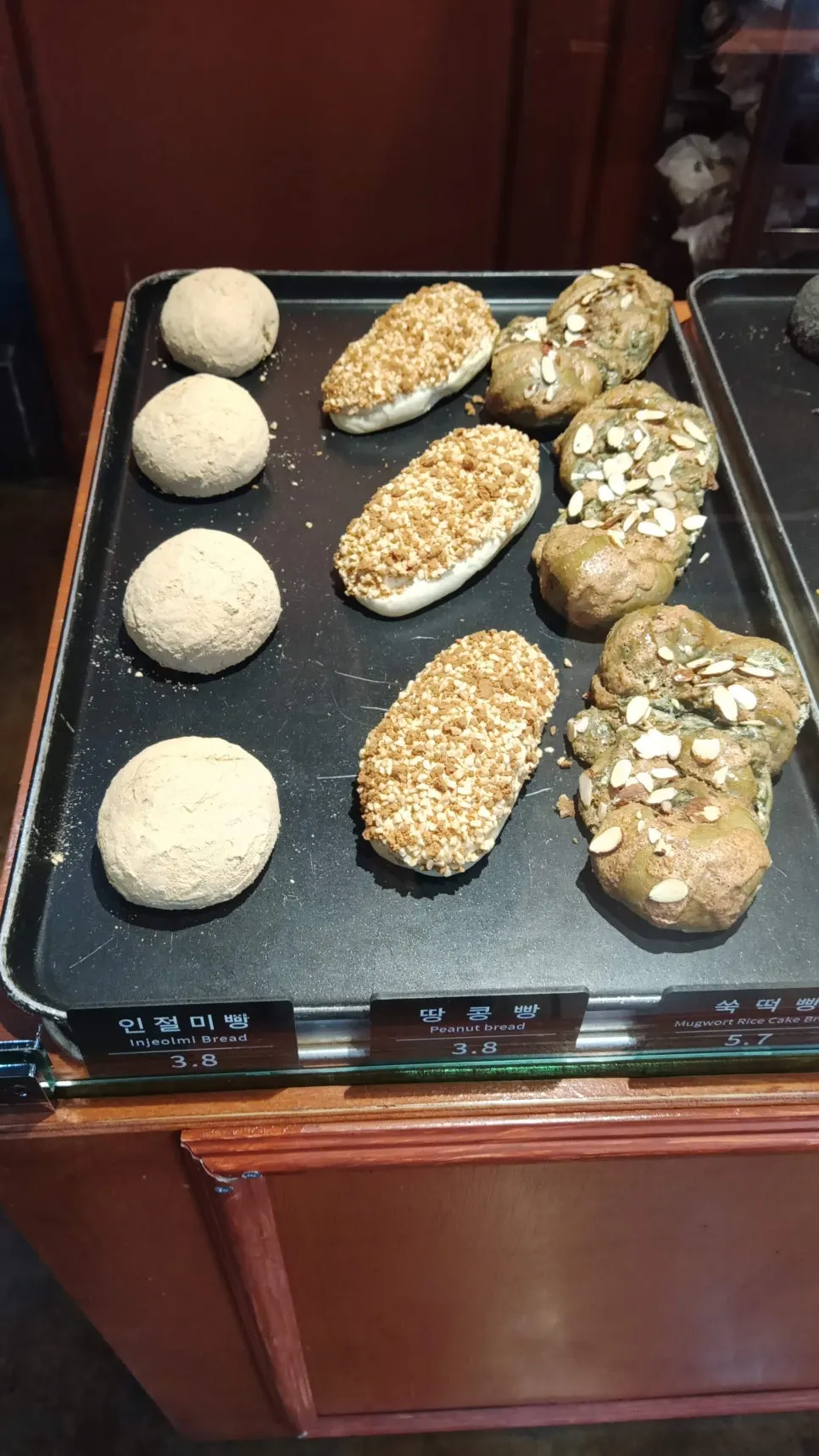 Baekangeum bread on display at Munhwa Bakery