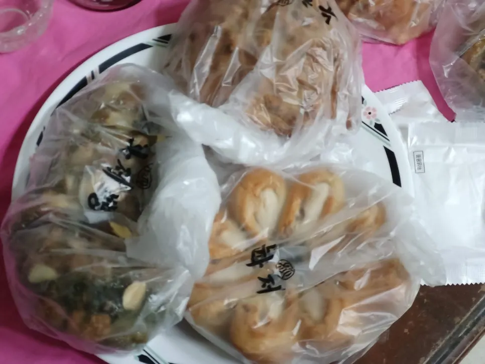 Munhwa Bakery's takeout order brought home