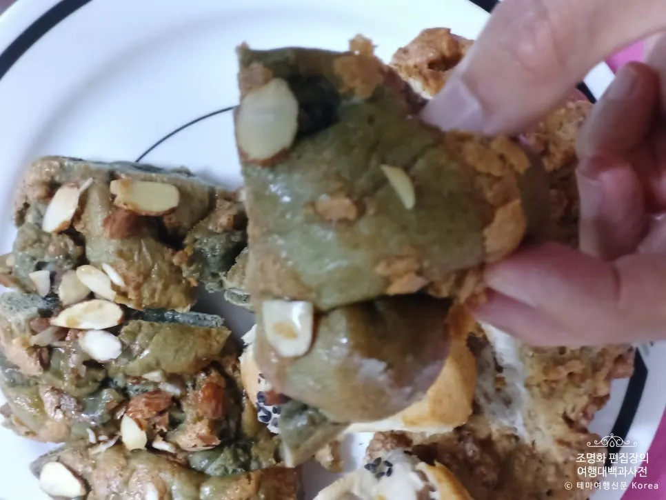 Mugwort rice cake bread topped with nuts