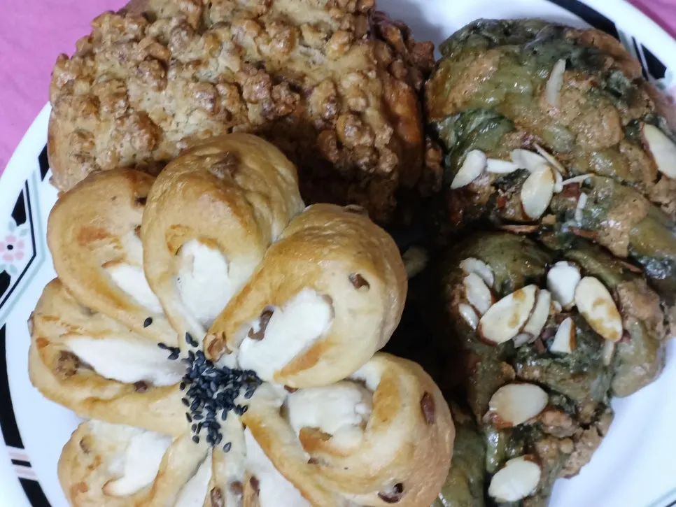 Close-up of the baekangeum bread's exterior