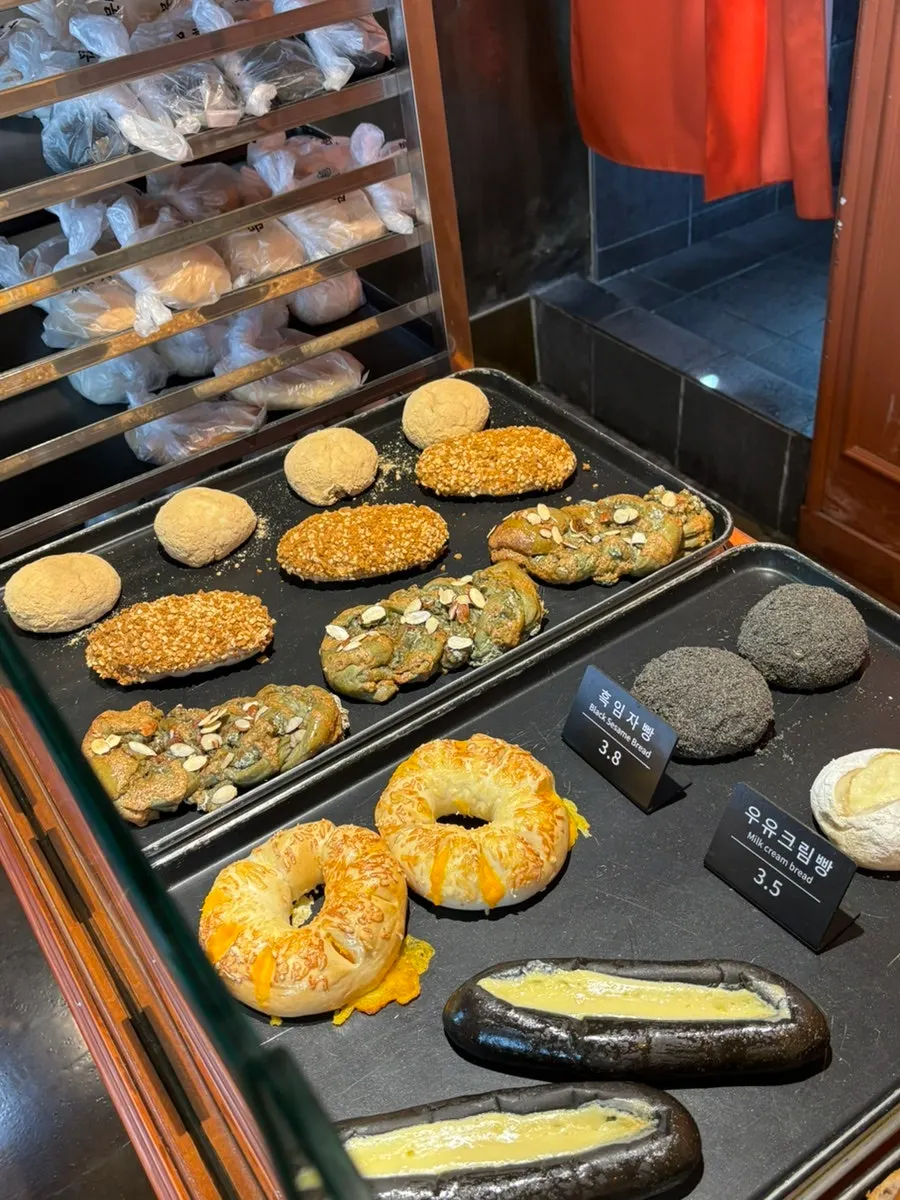 The narrow entrance of Munhwa Bakery