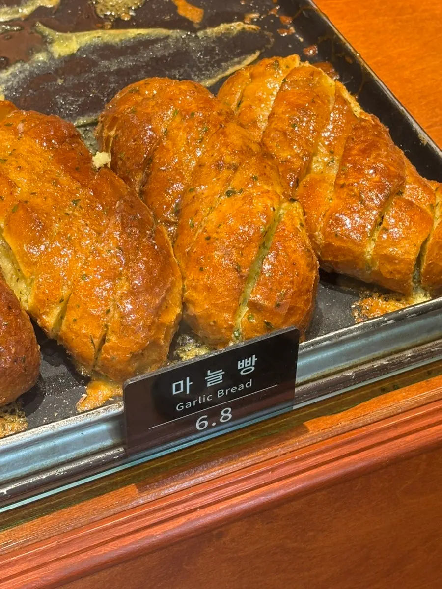 Mugwort rice cake bread topped with condensed milk and nuts