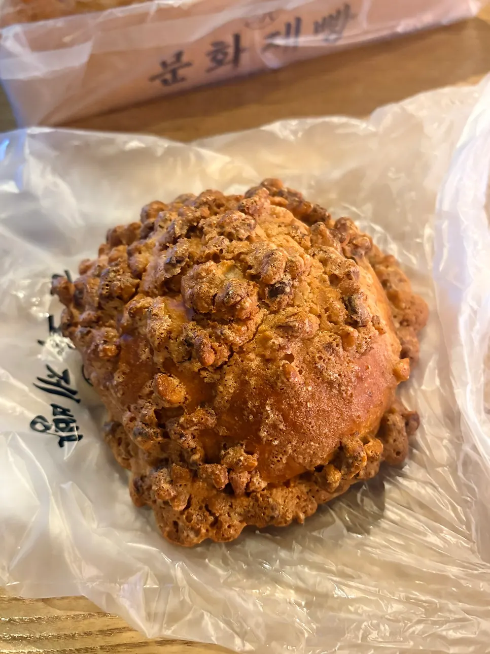겉면에 호두가 붙은 문화제빵 호두빵