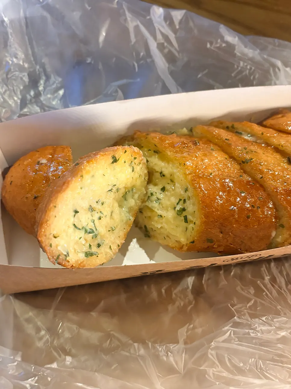 마늘 스프레드가 가득한 마늘빵 단면