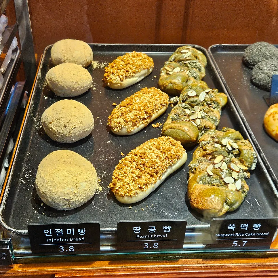 Munhwa Bakery's onion bagel filled with onion cream cheese