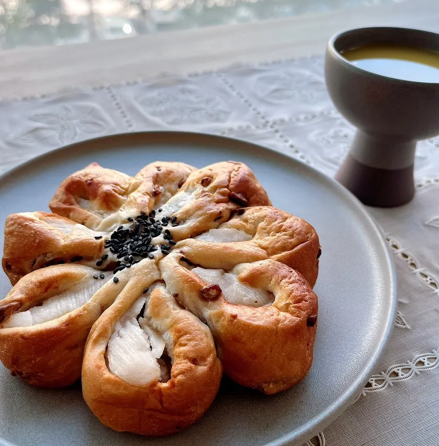 Flower-shaped white bean paste bread from Munhwa Bakery