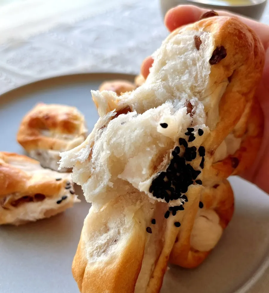Cross-section of Munhwa Bakery's white bean paste bread