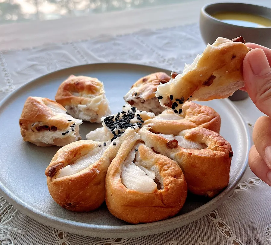 Pulling apart the white bean paste bread like flower petals