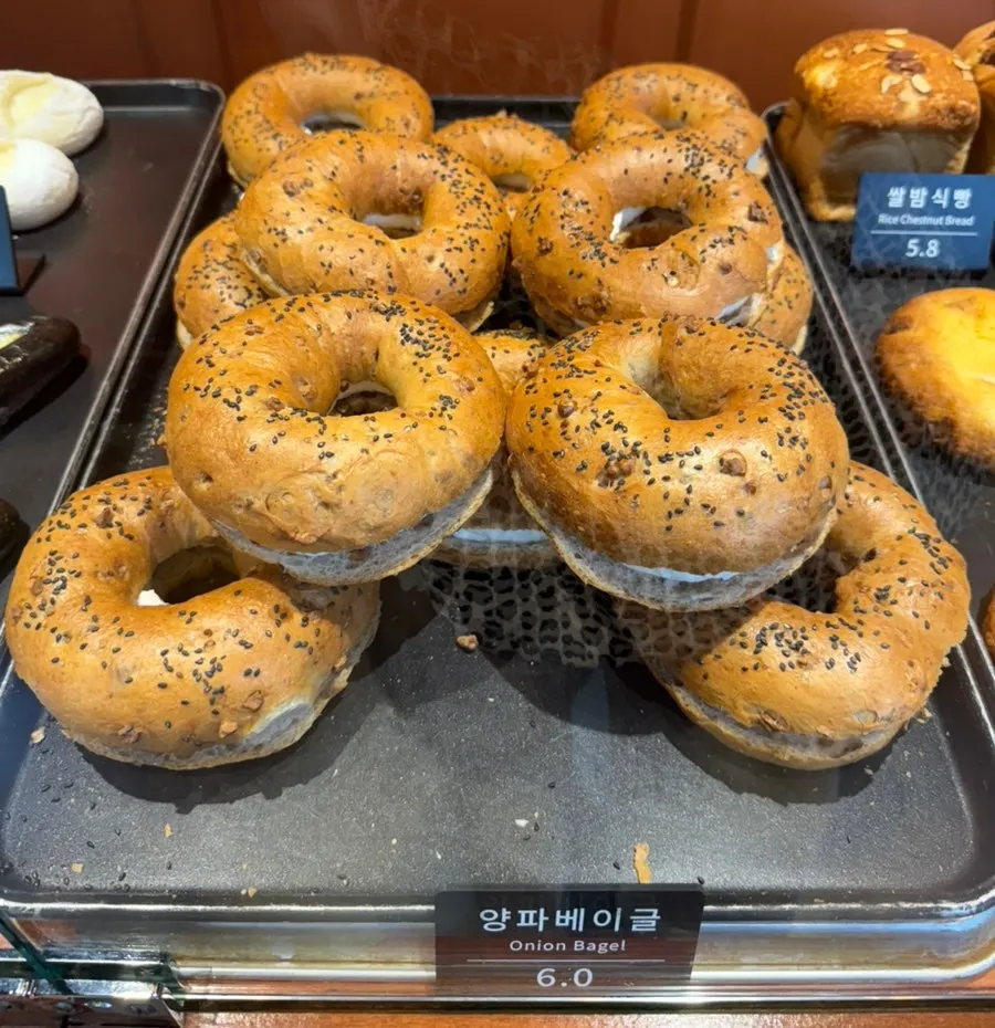 가림막이 설치된 문화제빵 빵 진열 코너