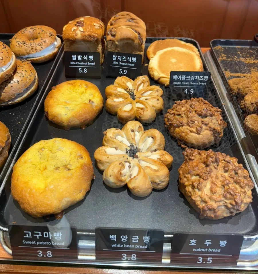 문화제빵 진열대에 놓인 빵