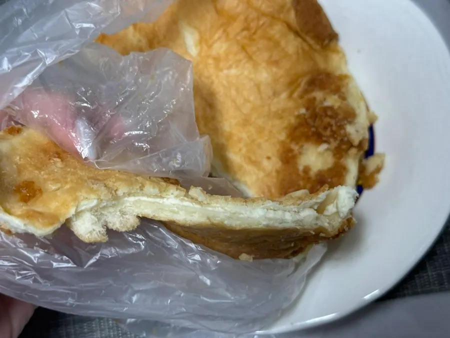 크림치즈가 보이는 메이플크림치즈빵 단면