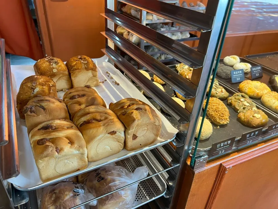 Loaf display at Munhwa Bakery