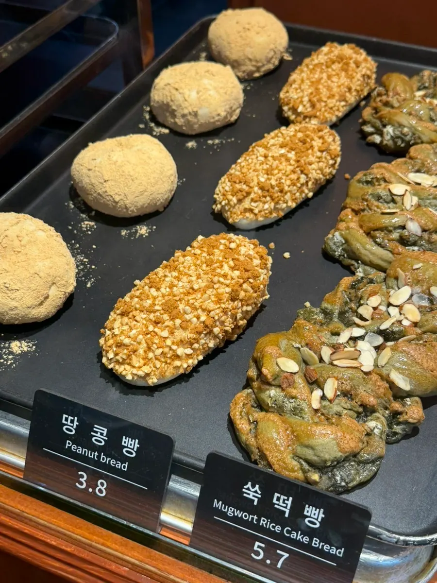 Munhwa Bakery squid-ink condensed milk bread