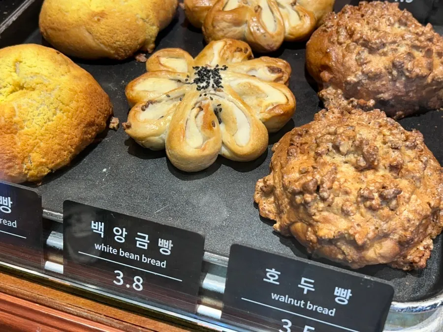 Packed breads from Munhwa Bakery