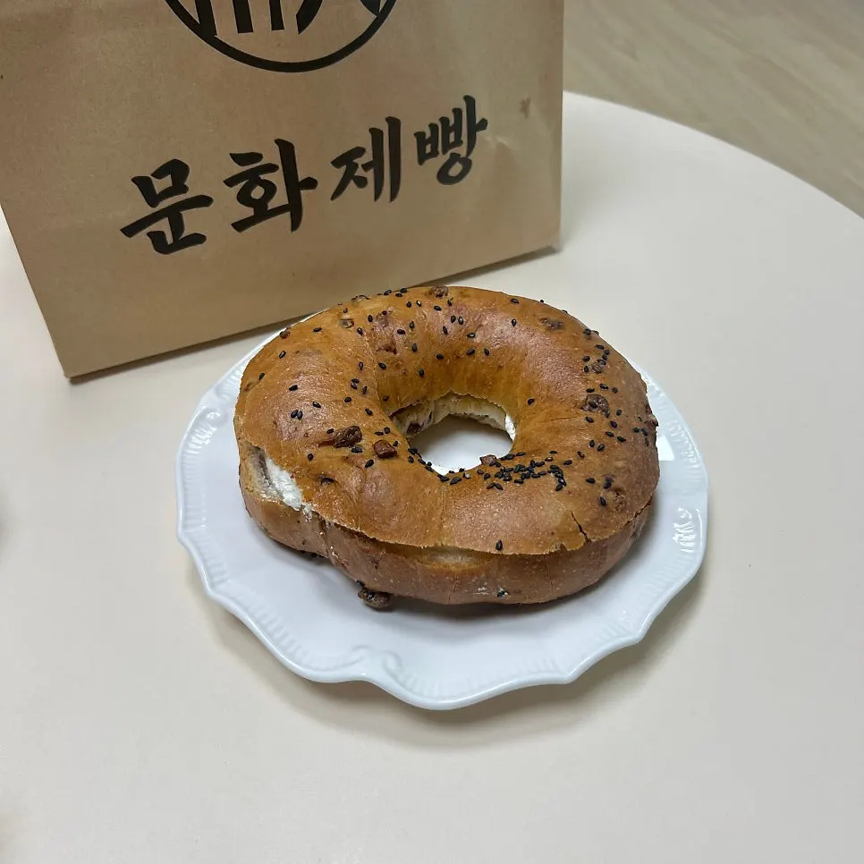 호두와 검은깨가 들어간 양파베이글