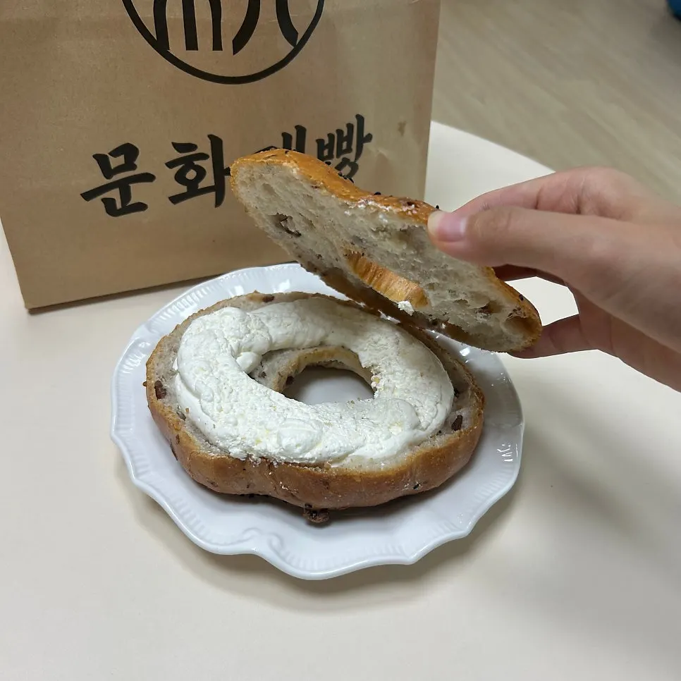 양파 크림치즈를 넣은 베이글
