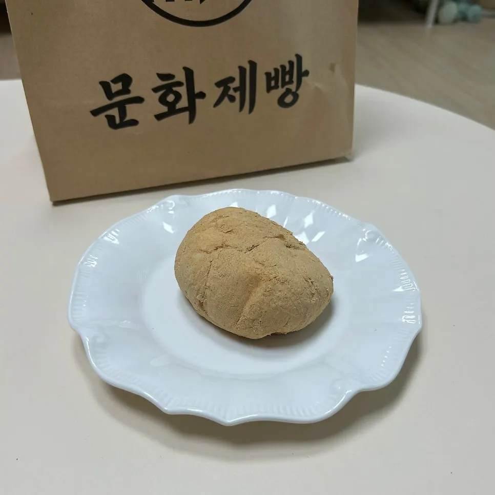 콩고물을 입힌 둥근 인절미빵