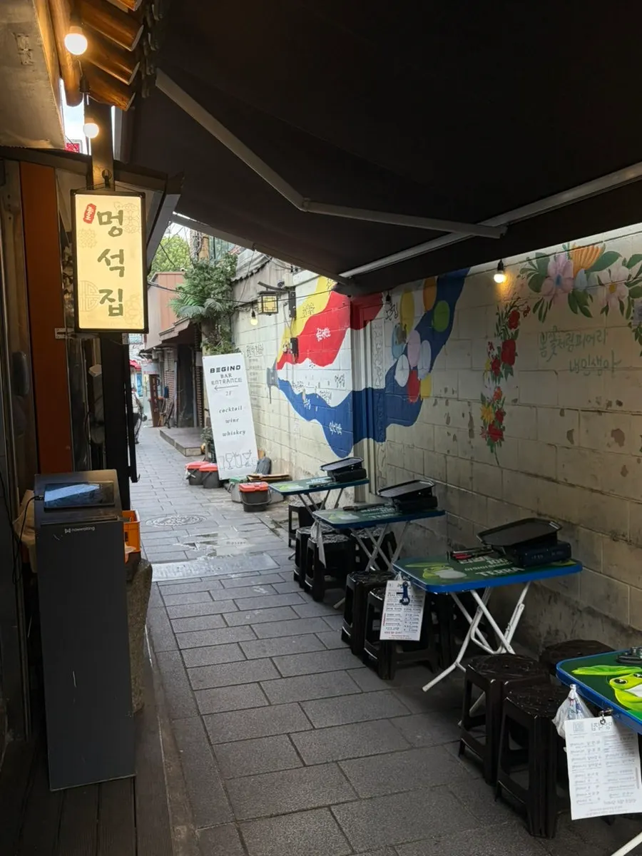 Meongseokjip's sign in the Ikseon-dong alley