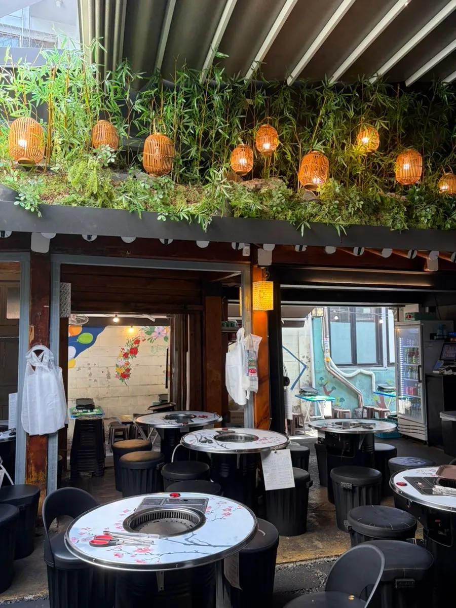 Outdoor tables at Meongseokjip with yajang atmosphere