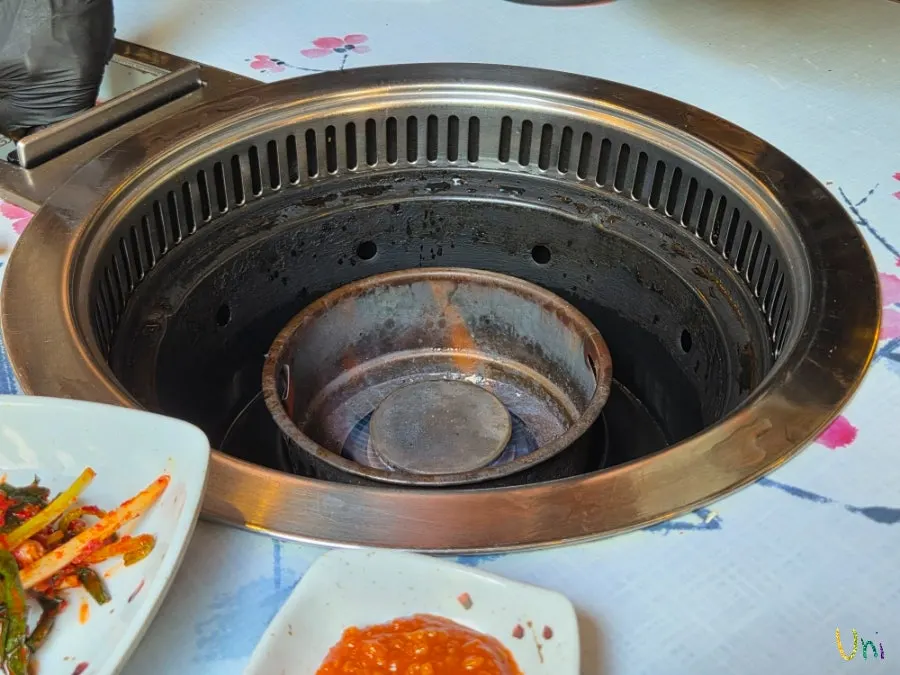 밑반찬을 마음대로 담아가는 멍석집 셀프바