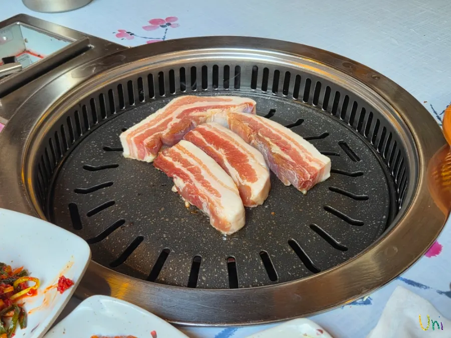 단지에 담겨 나온 숙성 삼겹살과 꽃목살