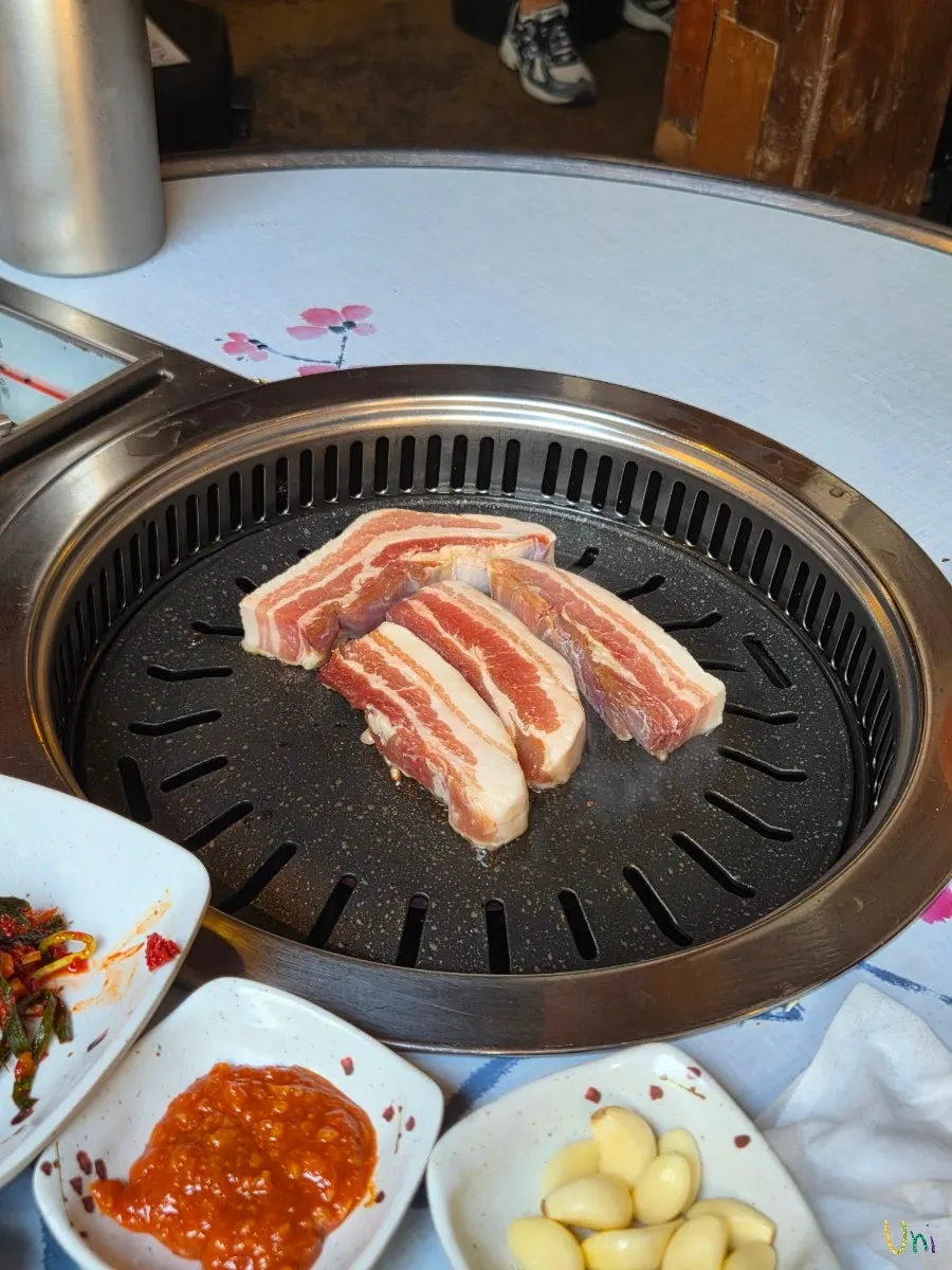 불판에 올린 숙성 삼겹살 2인분