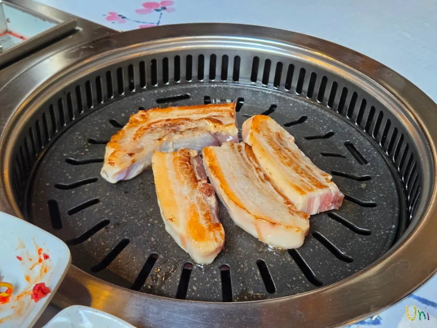 화력 좋은 불판에서 익어가는 삼겹살