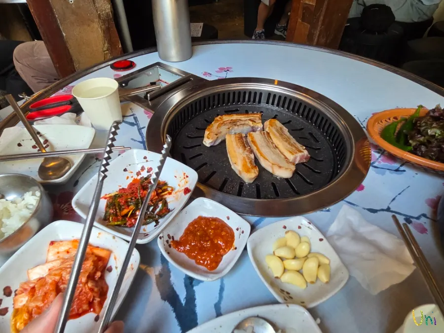 직접 굽는 삼겹살과 꽃목살