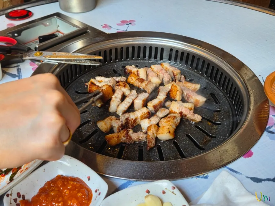고기보다 먼저 먹어버린 파김치 접시