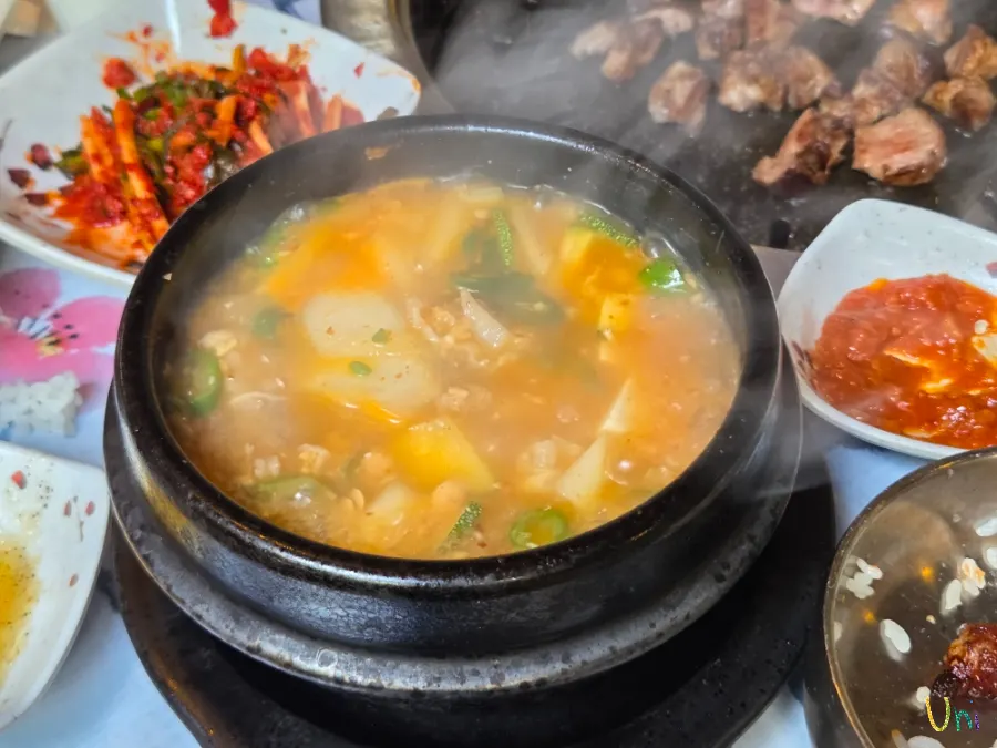 겉면이 익어 육즙을 잡은 숙성 삼겹살