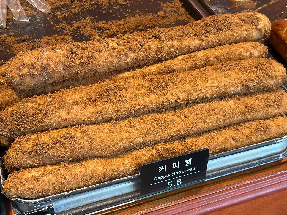 반으로 자른 우유크림빵 단면