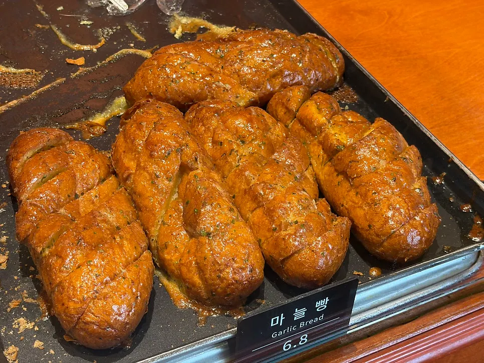 빵 안쪽 크림이 보이는 우유크림빵