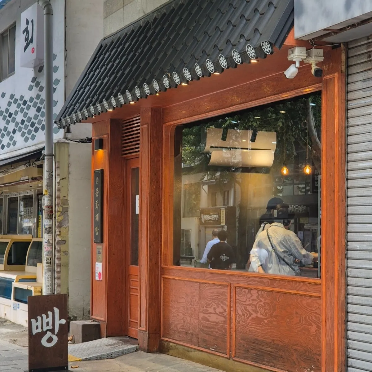 Tampilan depan Munhwa Bakery di Ikseon-dong