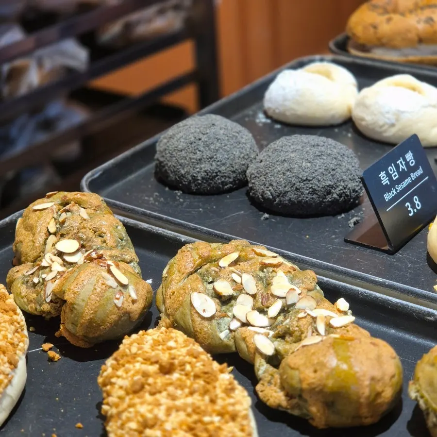 Roti berbahan tradisional dipajang di etalase kaca