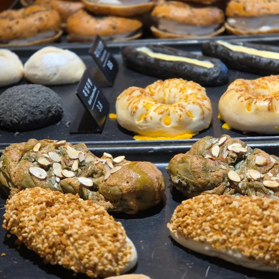 Etalase pajangan roti Munhwa Bakery