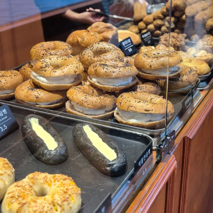 Ssuktteok bread, peanut bread, dan onion bagel