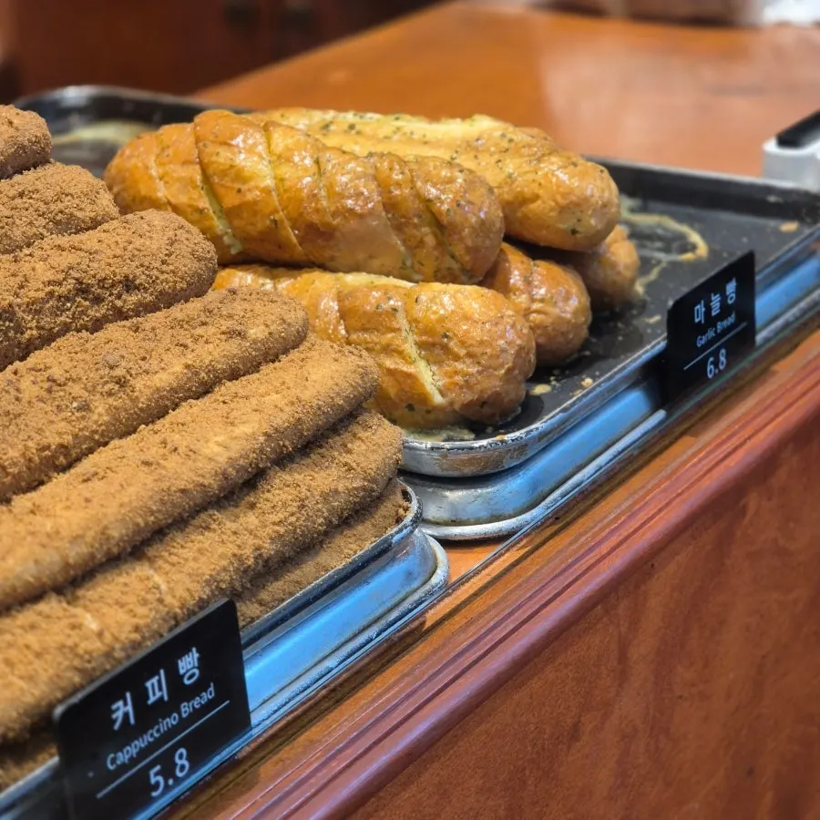 Rangkaian roti bungkus dari Munhwa Bakery