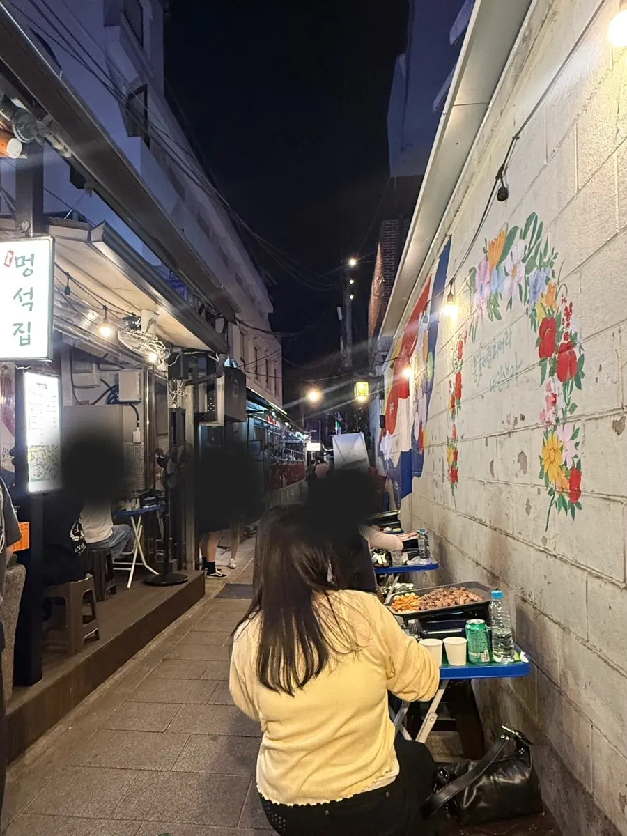 Meongseokjip's outdoor table seating