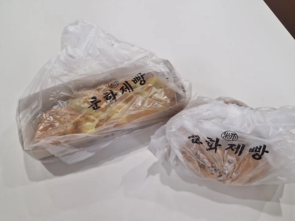 Finishing up a takeaway order from Munhwa Bakery