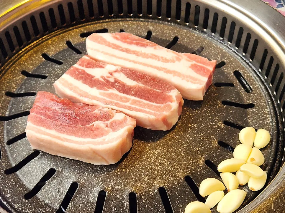 Thick-cut pork belly and pork neck