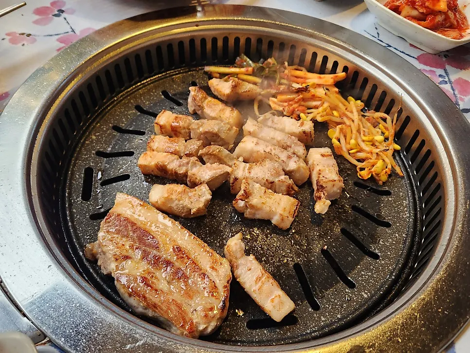 Meongseokjip pork belly grilled on the barbecue