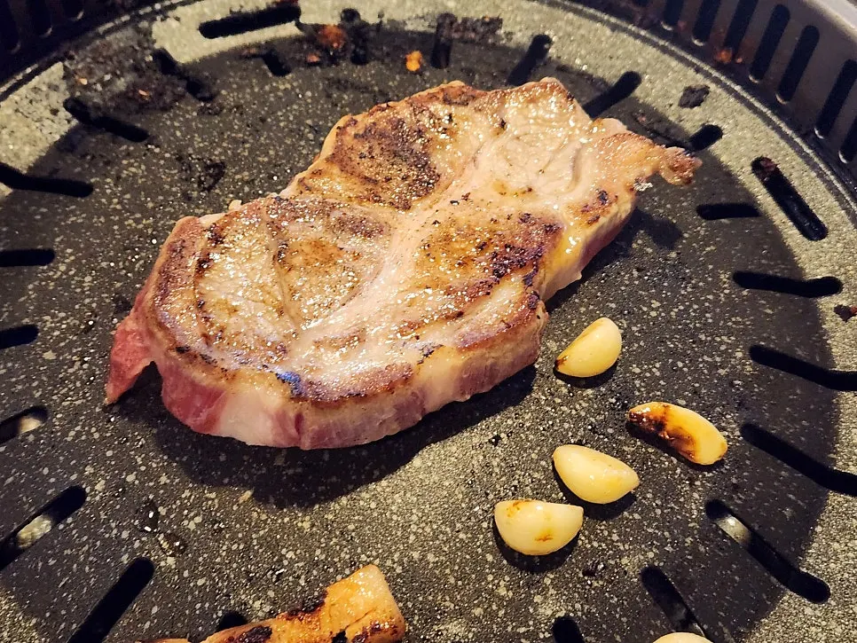 Moist grilled Meongseokjip pork neck