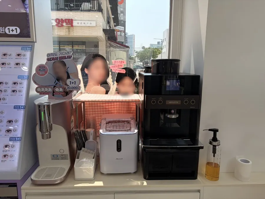 음료가 준비된 대기 테이블 공간