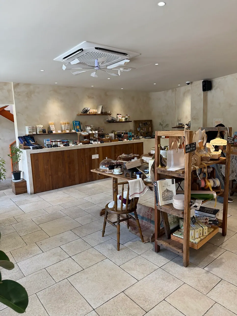 Brunch café space at Mandali To Go